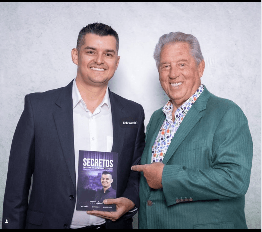 Tony Alvarado con John C. Maxwell